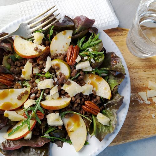 Ensalada de lentejas, peras y parmesano