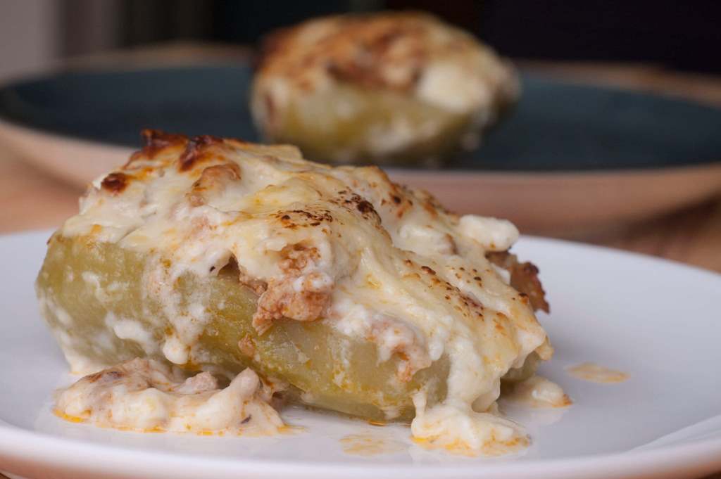 Chayotas rellenas de carne y gratinadas en horno de vapor