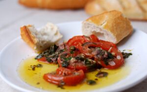 Tomates aliñados al horno con anchoas