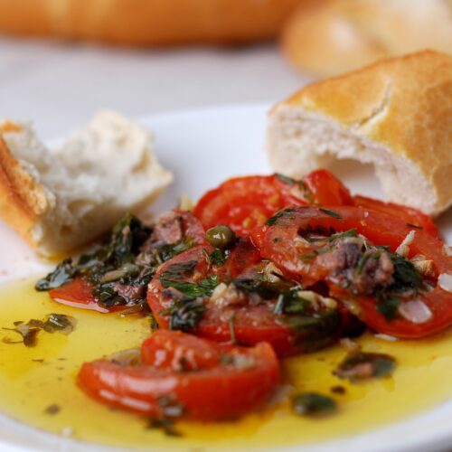 Tomates aliñados al horno con anchoas