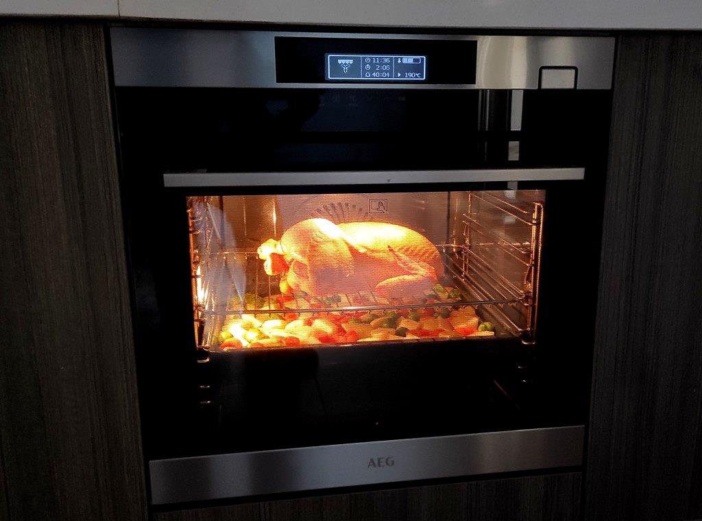 Horno de vapor Steamboost AEG