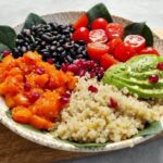 Buddha bowl con calabaza asada quinoa alubias aguacates tomates cherry espinacas