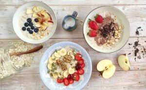 Gachas de avena con diferentes frutas