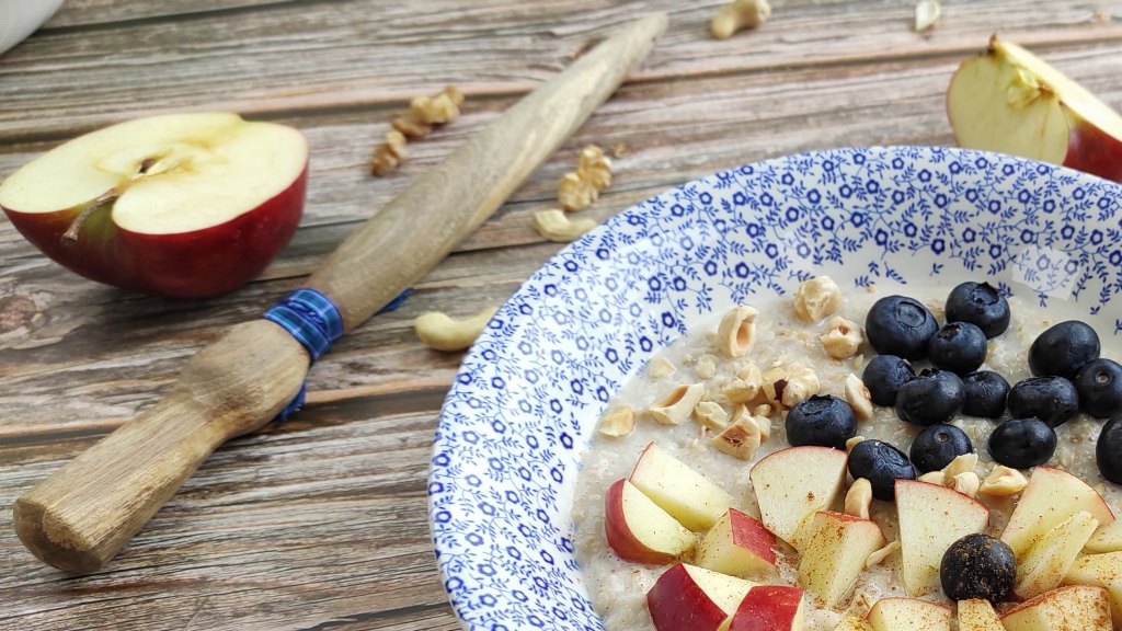 Spurtle de nogal para hacer porridge: cómo preparar avena desayuno