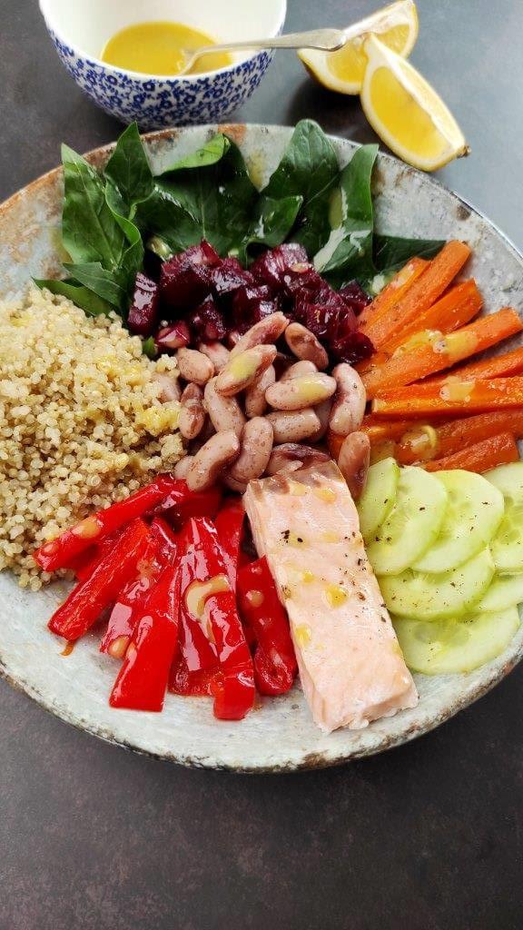 Verduras-al-horno-quinoa-alubias-y-salmon