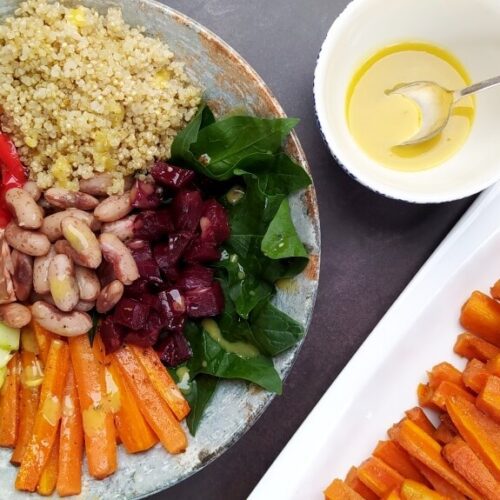 Zanahorias al horno en plato combinado saludable