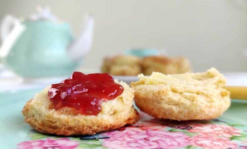 Scones con mantequilla y mermelada