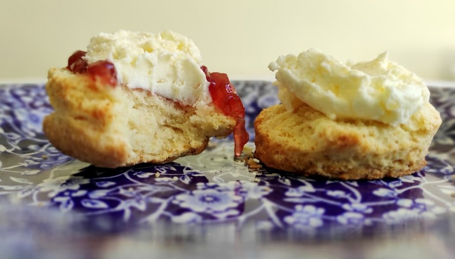 Scones con clotted cream y mermelada de frambuesa