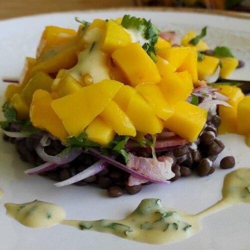 Ensalada de mango y lentejas con parchita y cilantro