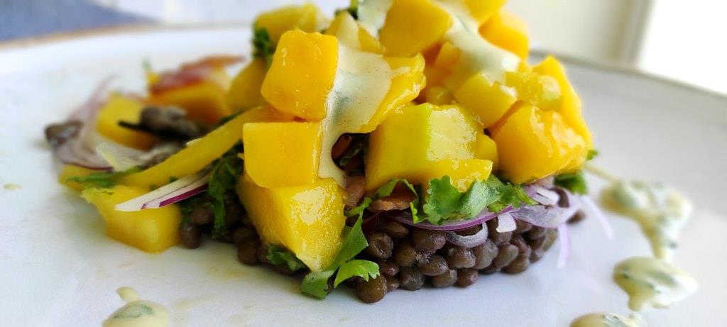 Ensalada tibia de mango y lenteja pardina con parchita y cilantro