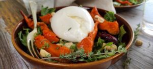 Ensalada de burrata con calabaza y brotes tiernos