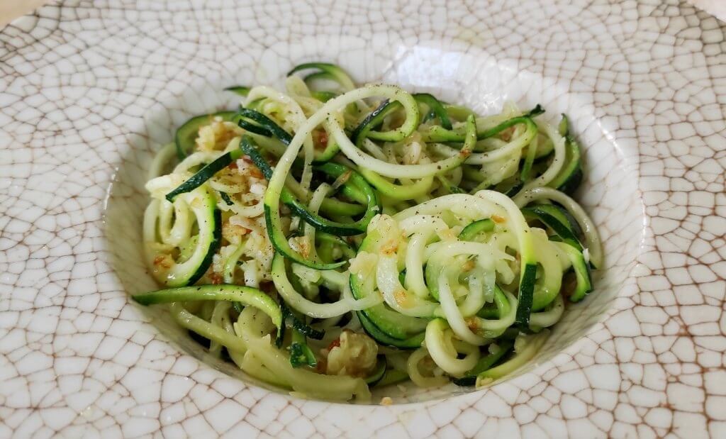 Pasta de calabacín con ajo frito