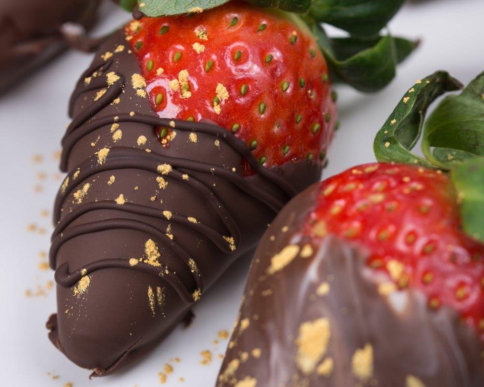 Fresas con chocolate y polvo de oro