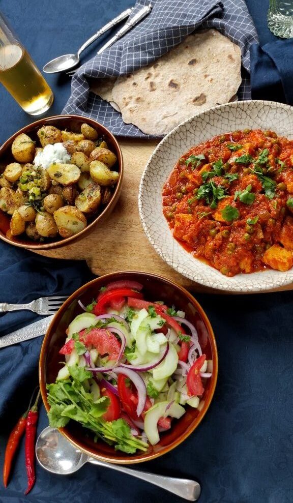 curry vegetariano matar paneer ensalada kachumber gunpowder potatoes chapatis